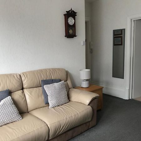 Parade Holiday Apartments สการ์โบโรห์ ภายนอก รูปภาพ