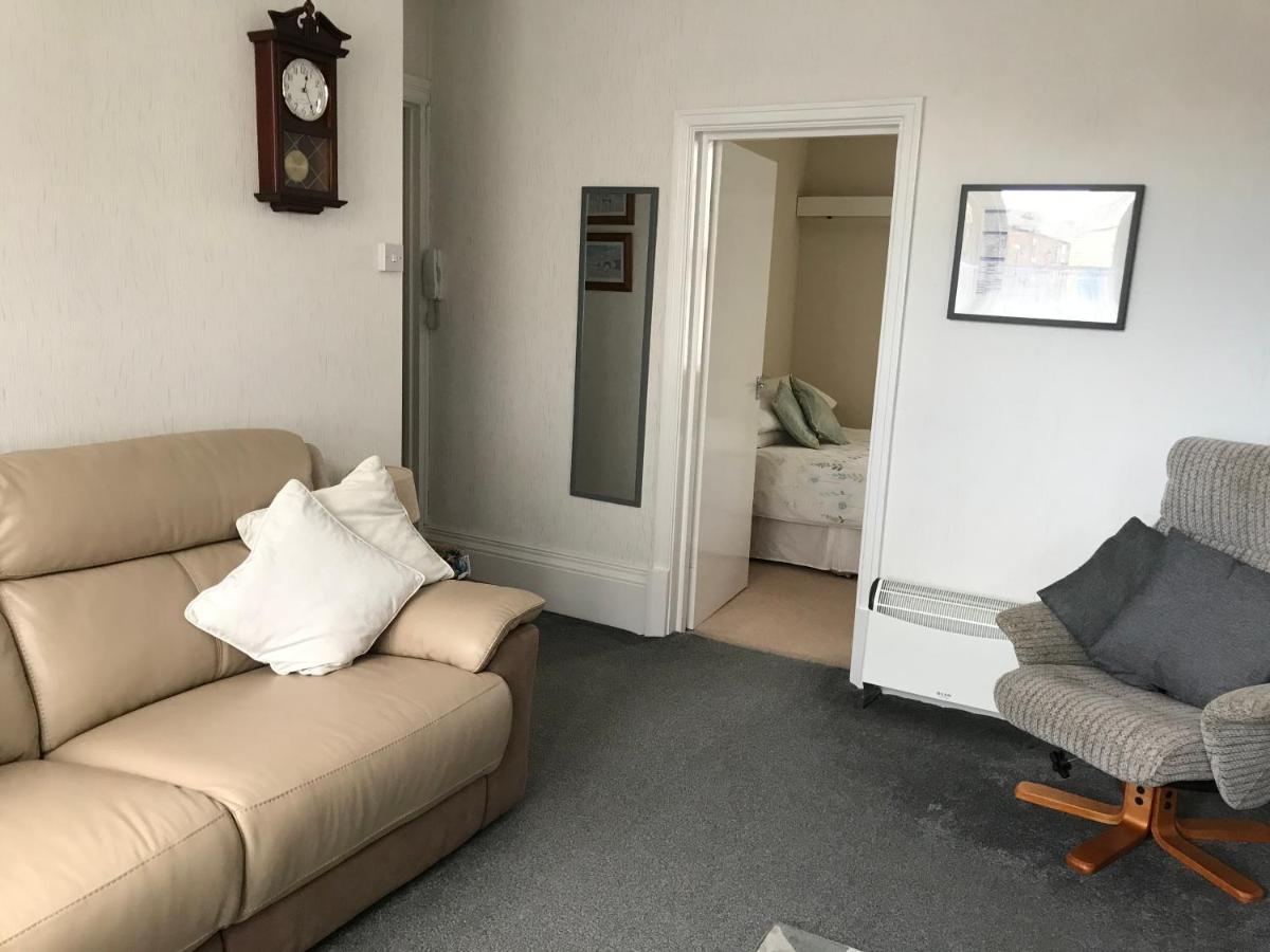 Parade Holiday Apartments สการ์โบโรห์ ภายนอก รูปภาพ