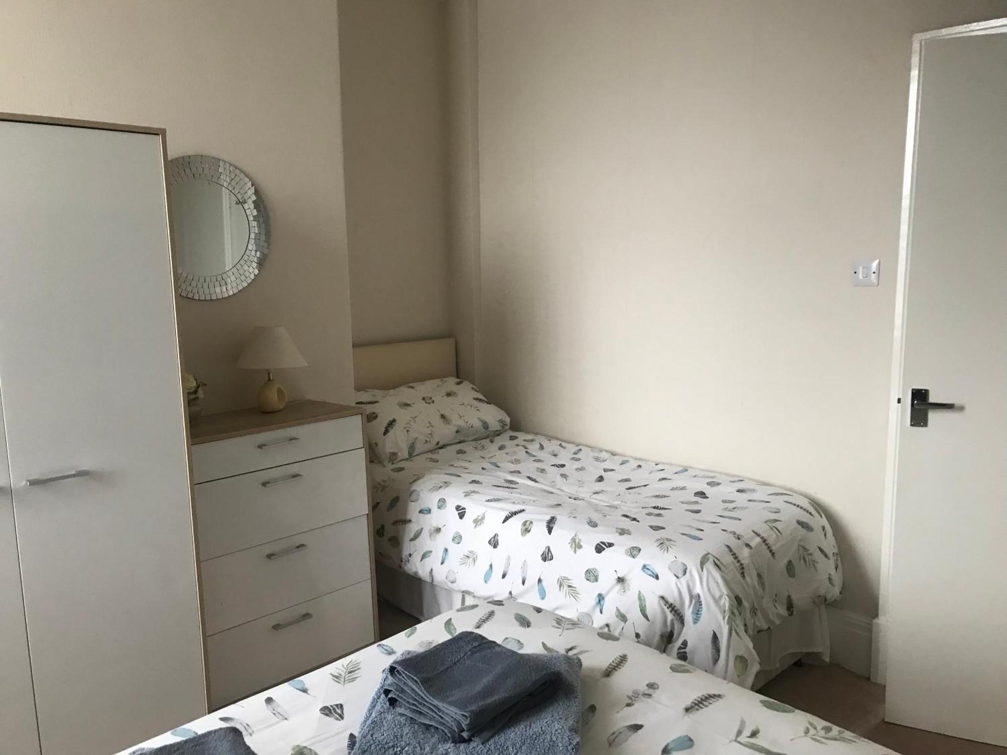 Parade Holiday Apartments สการ์โบโรห์ ภายนอก รูปภาพ