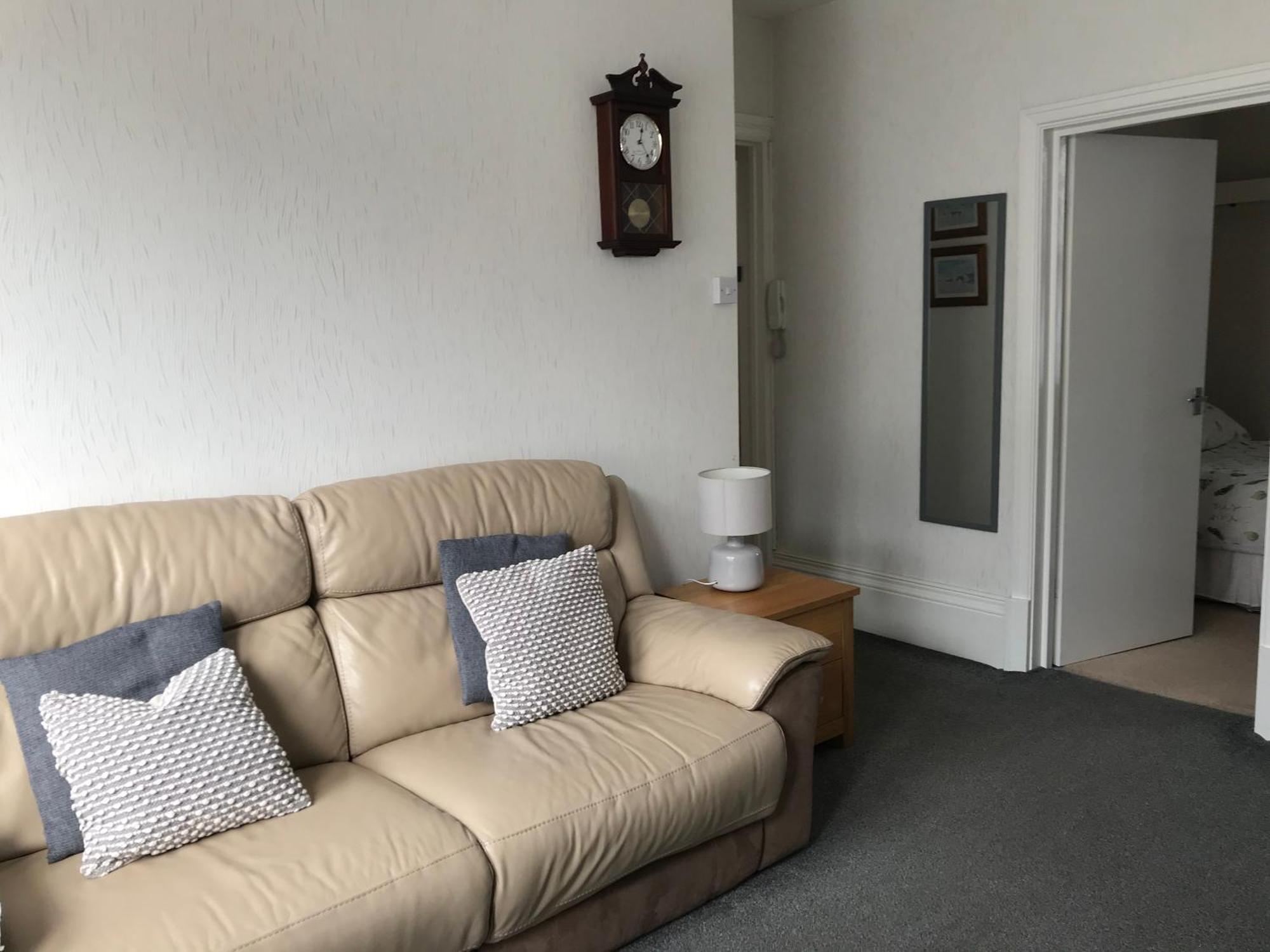 Parade Holiday Apartments สการ์โบโรห์ ภายนอก รูปภาพ