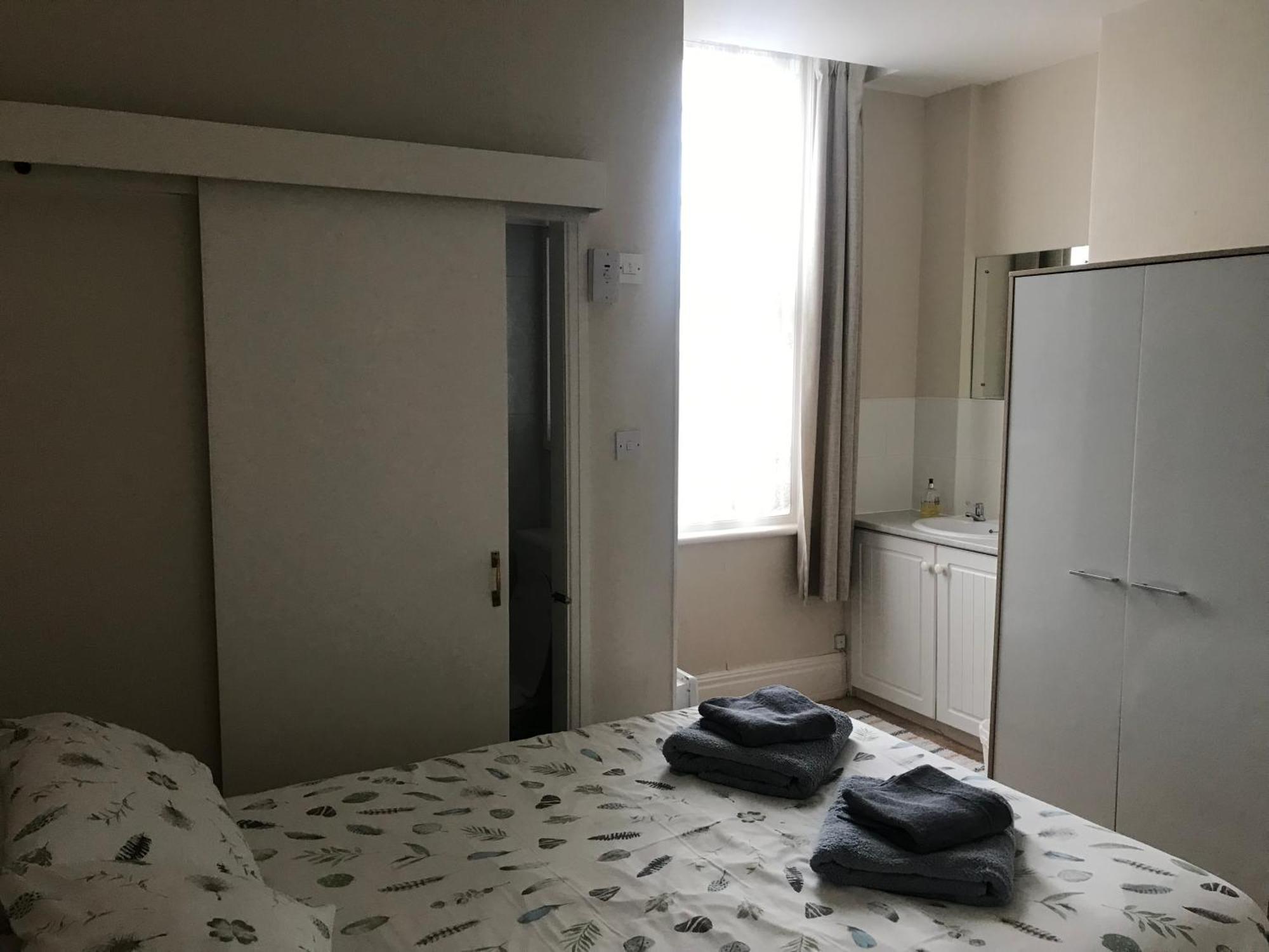 Parade Holiday Apartments สการ์โบโรห์ ภายนอก รูปภาพ