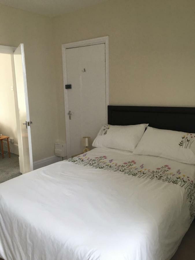 Parade Holiday Apartments สการ์โบโรห์ ภายนอก รูปภาพ